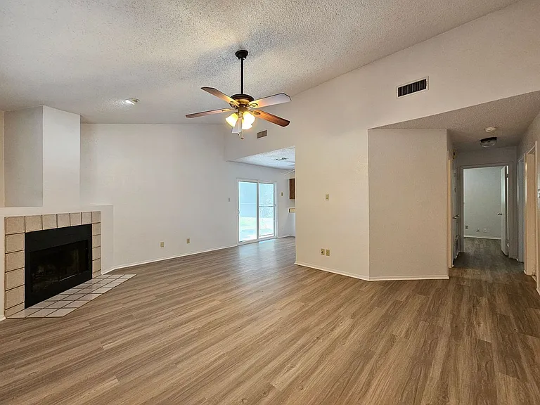 2209 Dickens Dr — Photo 5
