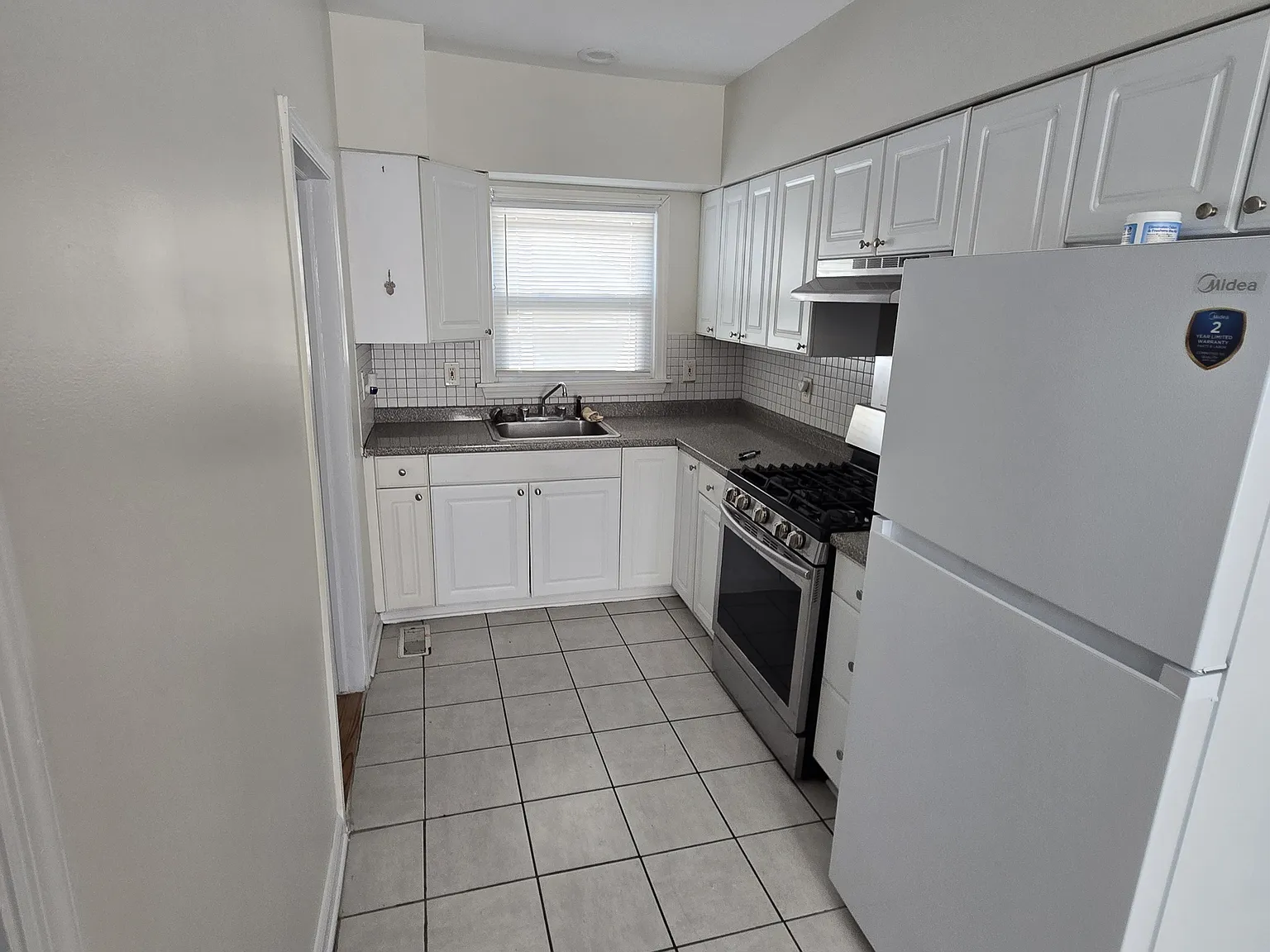 2 bed, 1000 sqft, $1,800 — Photo 3