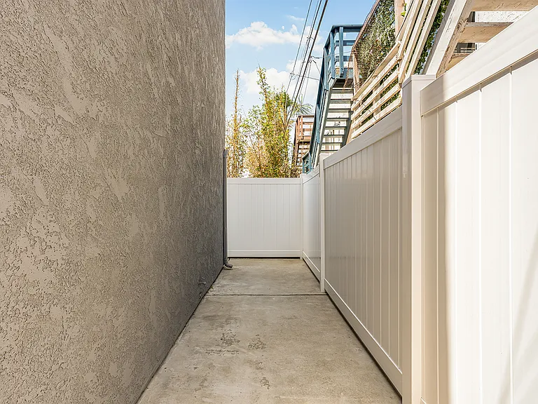 221 Rossmore Dr — Photo 14