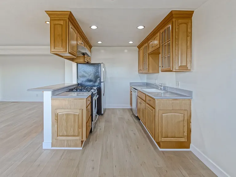 1720 Ardmore Ave #301 — Photo 12