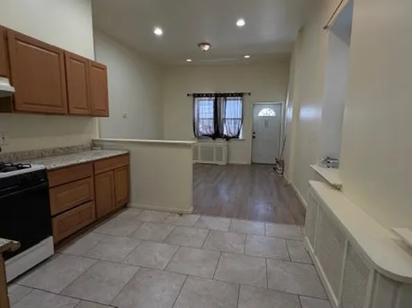 231 3rd St, Gloucester City, NJ 08030