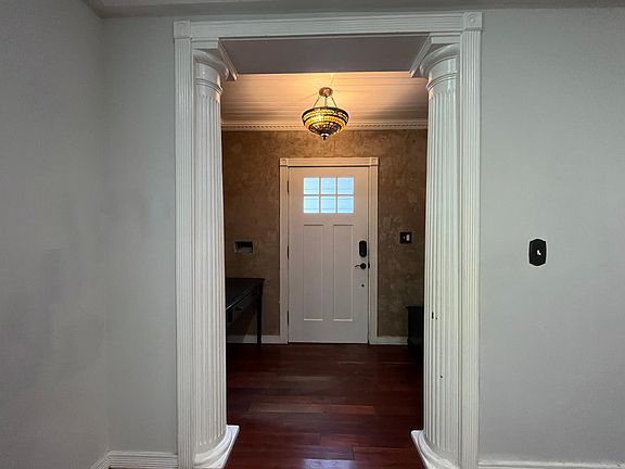 4th image of 2533 Barry Ave