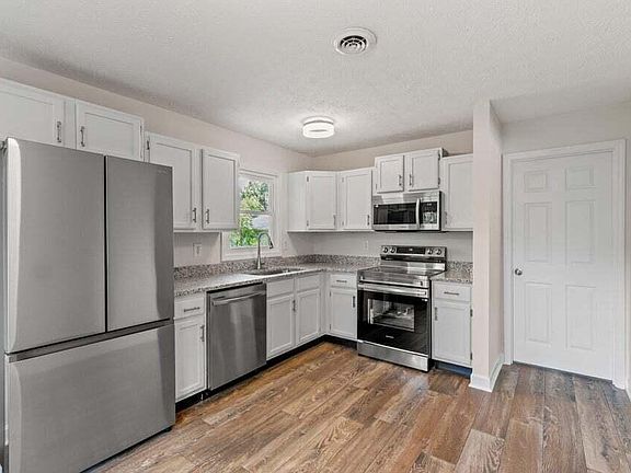 5th image of 208 Independence Ct