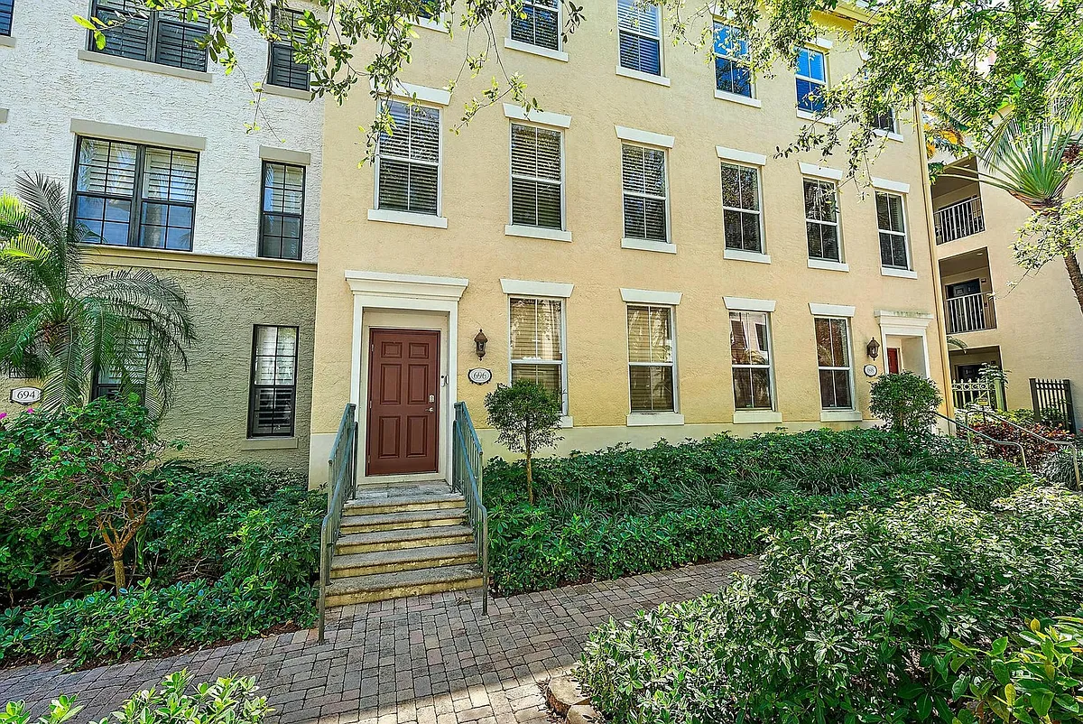 Building Photo - 696 Fern St