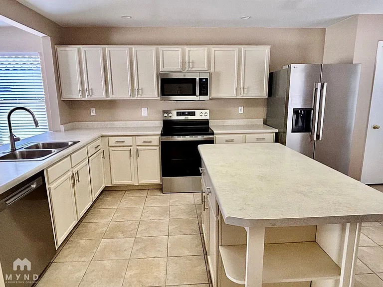 8128 W Mission Ln — Photo 3