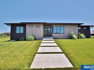 9404 Wishing Well Dr, Lincoln, NE 68516