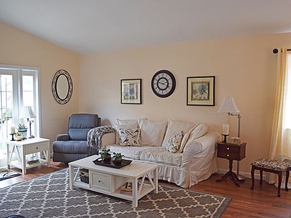 4th image of 179 Riverbank Ln