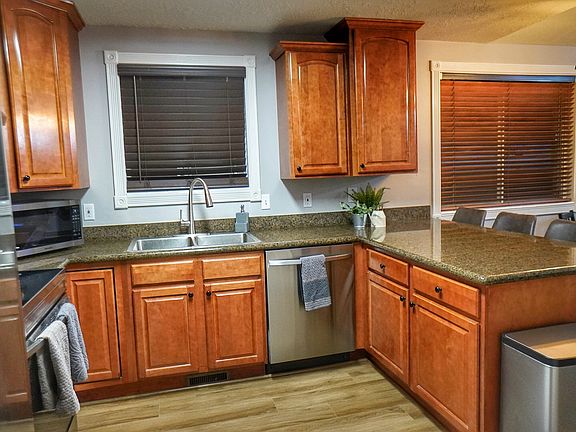 3rd image of 1325 E Woodhill Cir