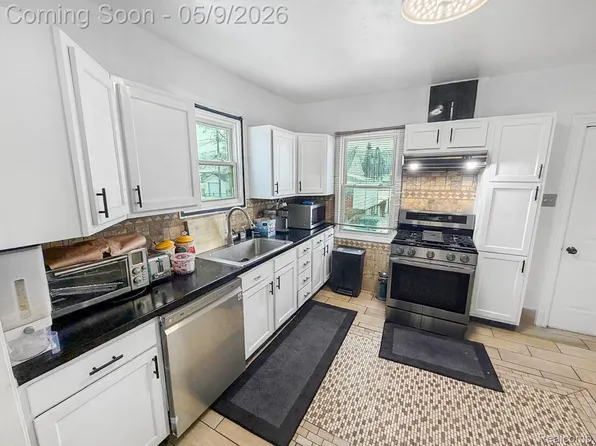 8805 Whitlock Ave, Dearborn, MI 48126