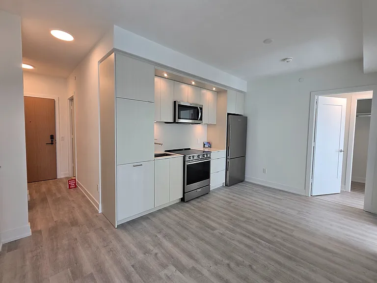 60 Central Park Dr #2110 — Photo 1