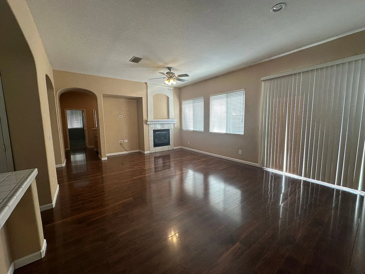 Beautifully upgraded 3 bedroom Home — Photo 3