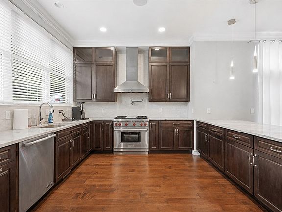 4th image of 390 Bradley St
