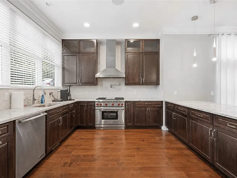 390 Bradley St — Photo 4