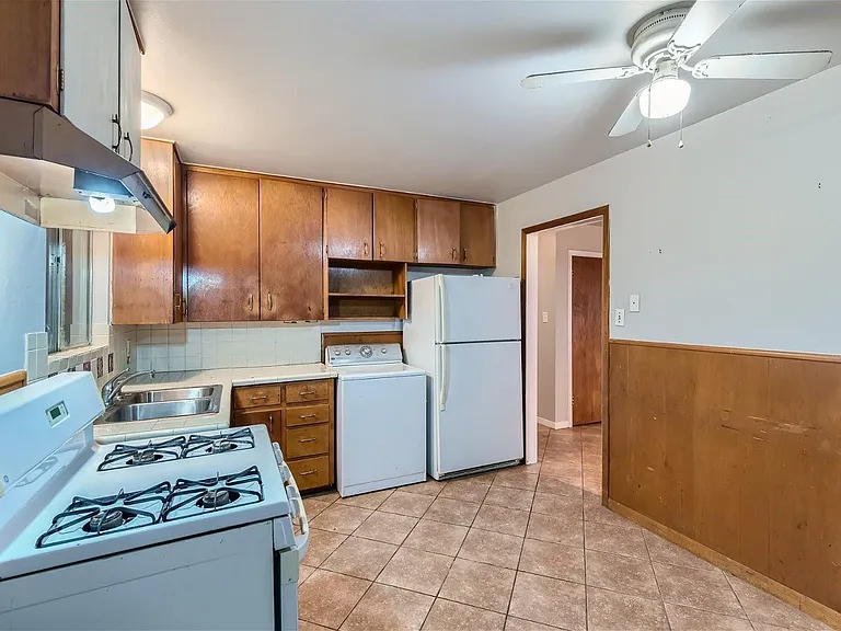 210 W 51st St #A — Photo 12