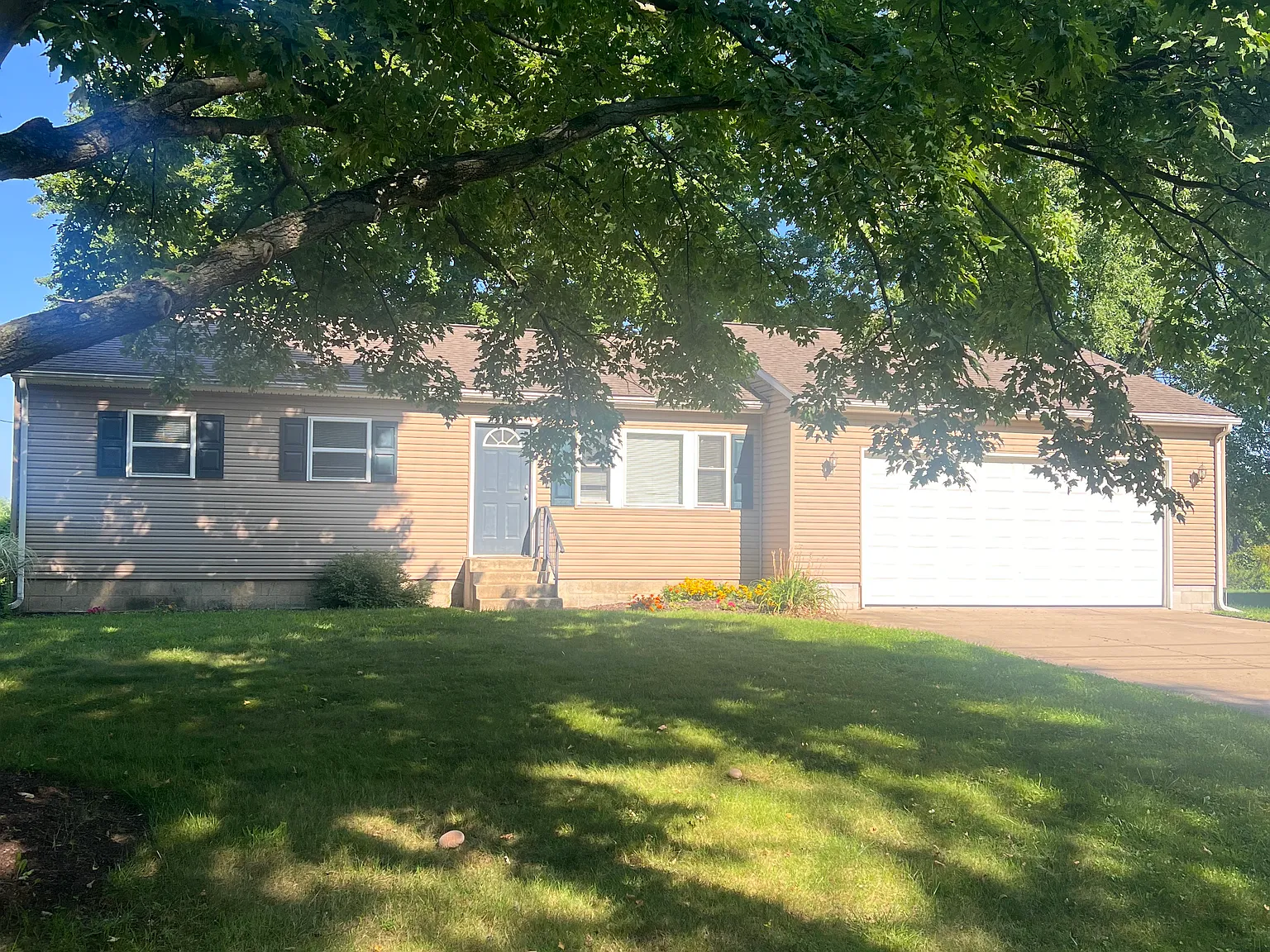 3 bed, 864 sqft, $1,600 — Photo 2