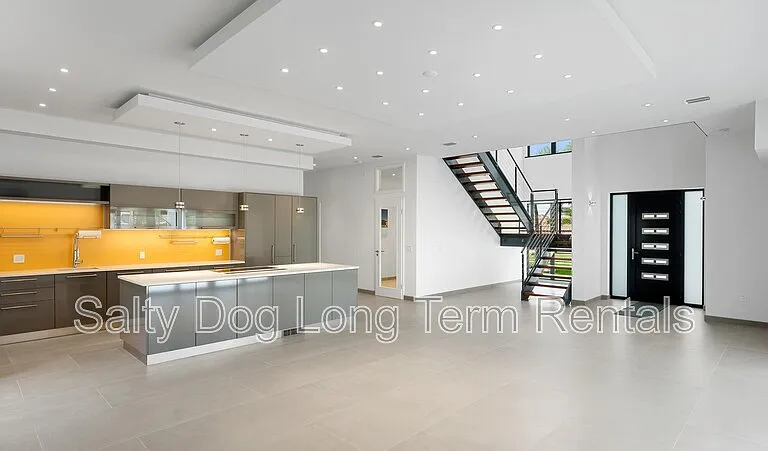 3001 John Anderson Dr — Photo 5