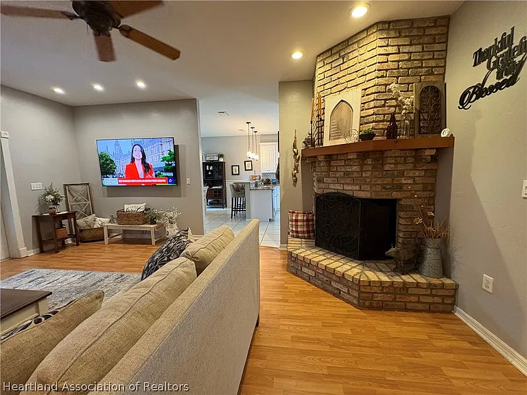 2843 Meadowood Ln — Photo 8