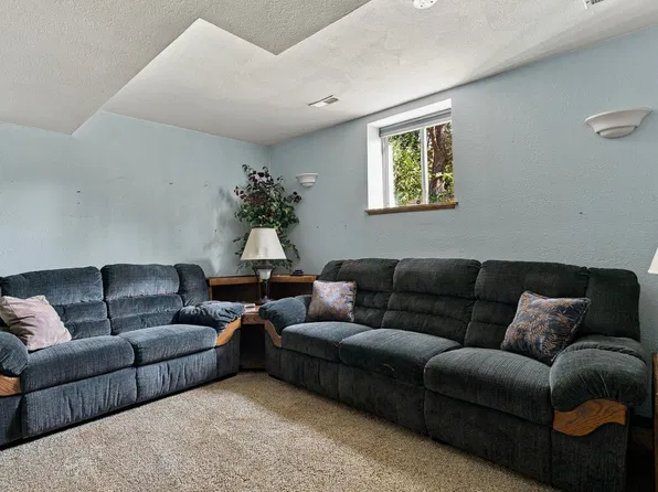 3611 Friendship Farm Rd, East Moline, IL 61244