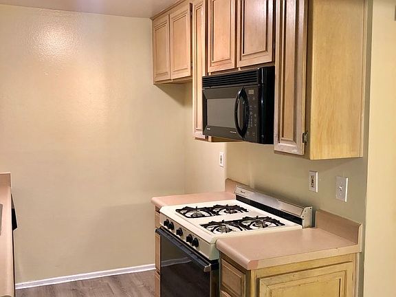 3rd image of 14309 Sylvan St APT 104
