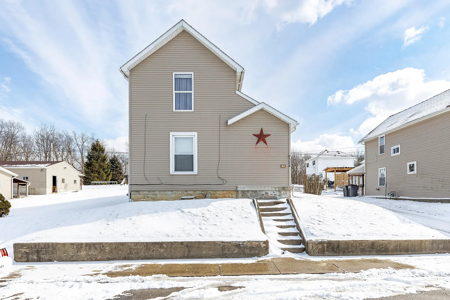 324 Walker St photo 1