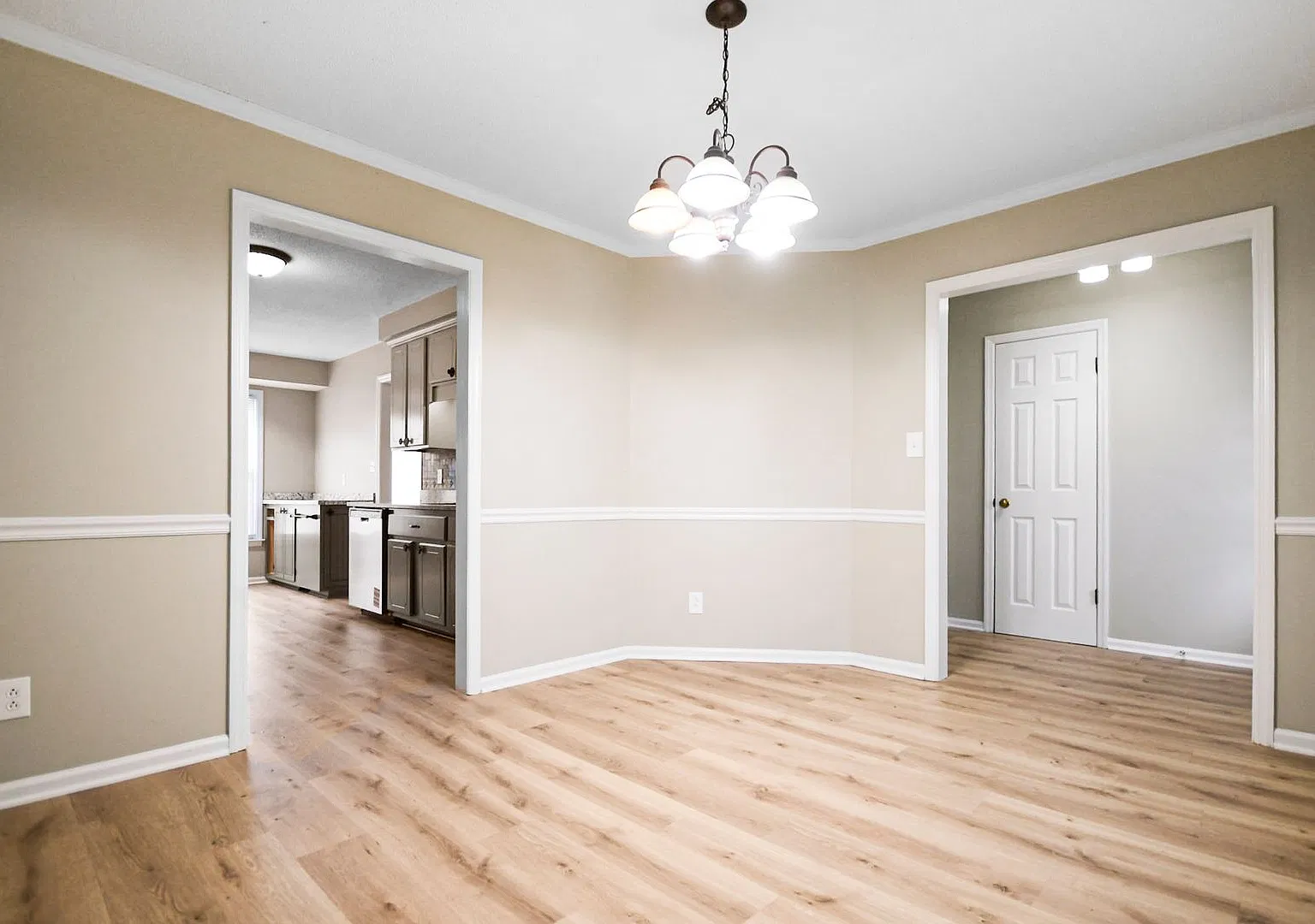 Pet Friendly Three Bedroom! — Photo 4