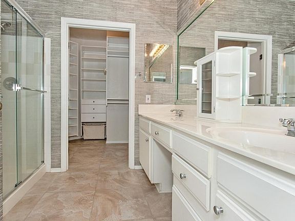 4th image of 13810 N Sutton Park Dr #219