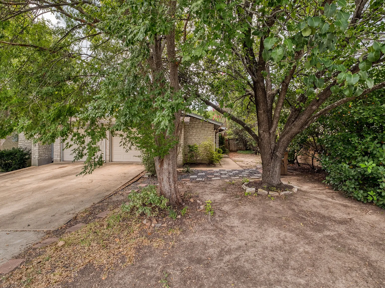 2 bed, 972 sqft, $1,600 — Photo 3