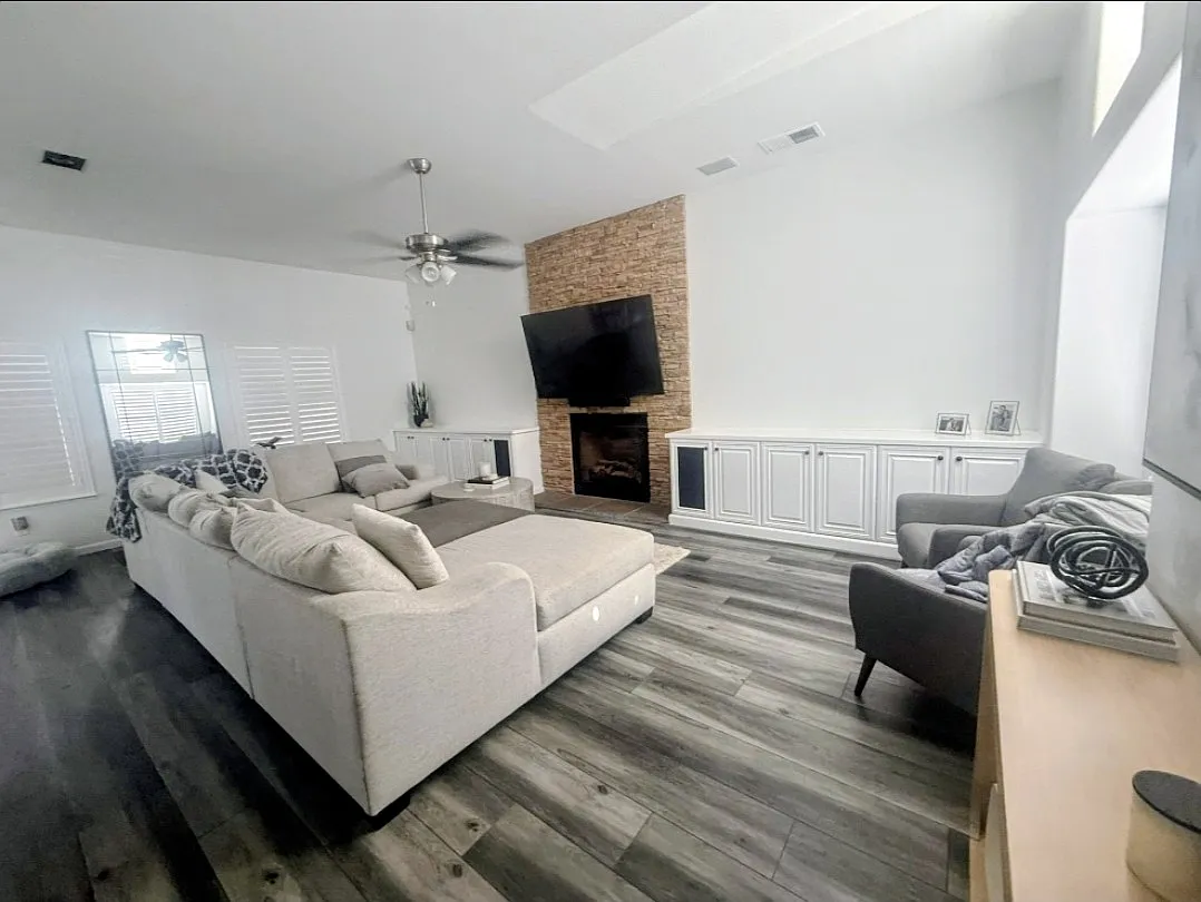 4 bed, 2312 sqft, $2,900 — Photo 2