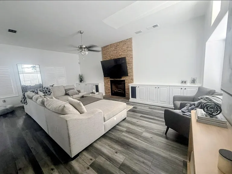 10856 N Bunkerhill Dr — Photo 2