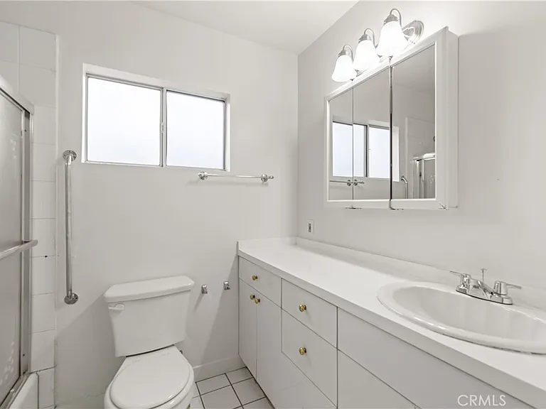 18418 Sylvan St — Photo 13