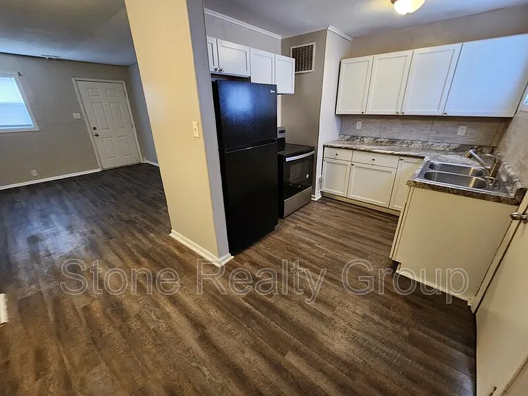 5237 N 13th 1/2 St — Photo 3