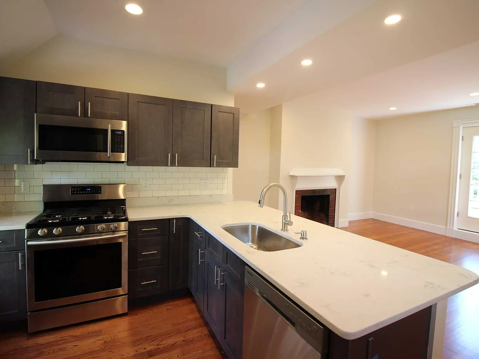 3 bed, $3,900 — Photo 2