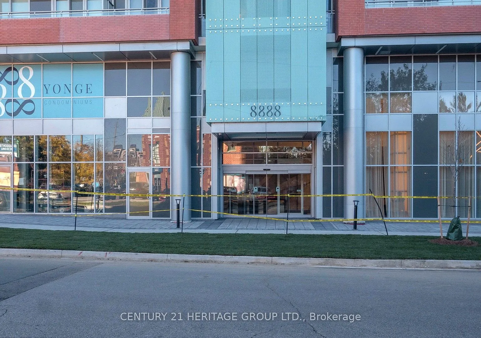 8888 Yonge Condos — Photo 2