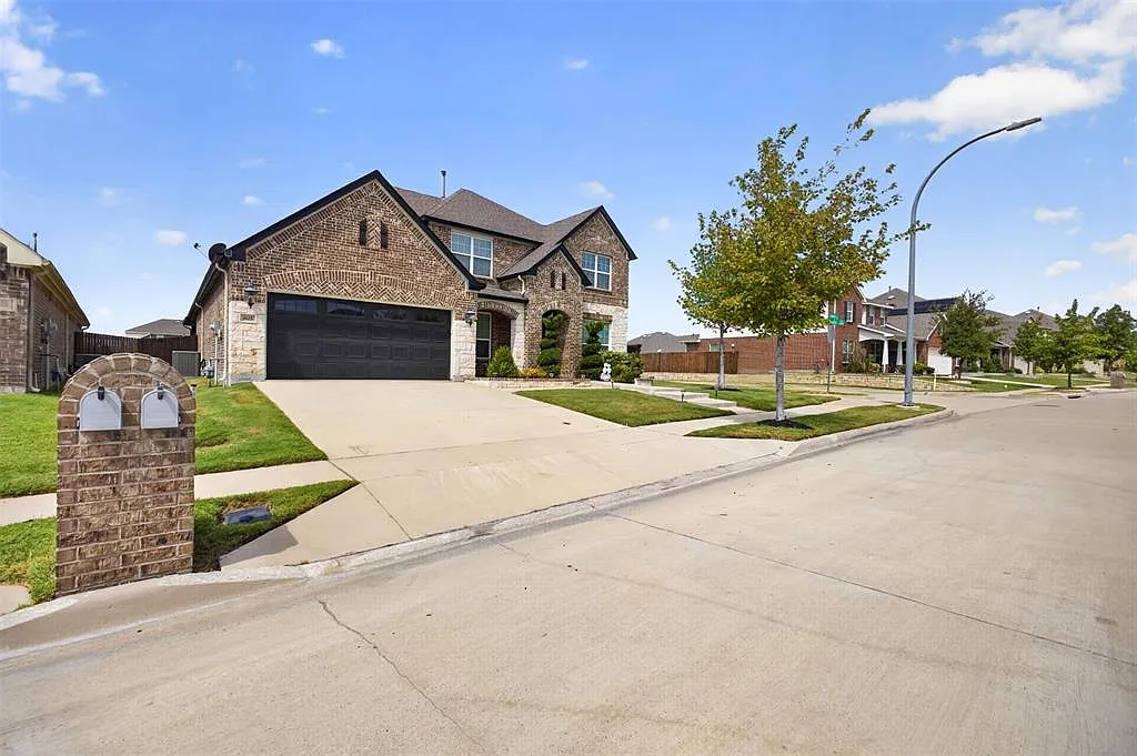 4 bed, 4.0 bath, 3901 sqft, $3,500 — Photo 4