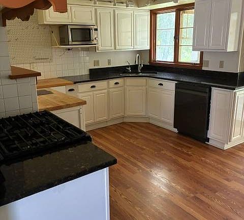 2nd image of 1321 Main St