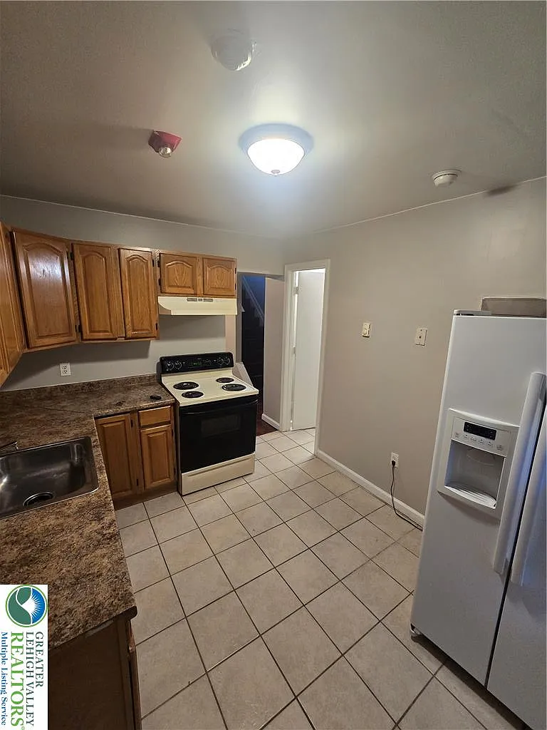 2 bed, $1,300 — Photo 2