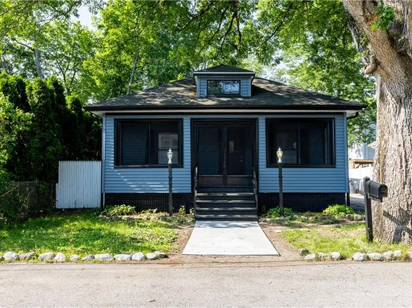 32 Sykes St, Warwick, RI 02886