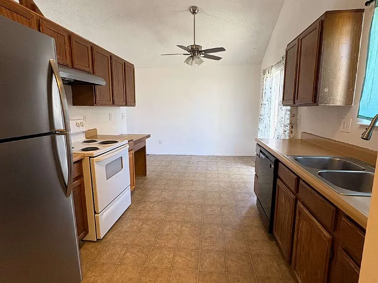 820 Bennett Ave — Photo 4