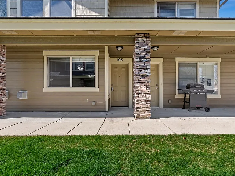 9846 W Rosecroft Ct — Photo 2