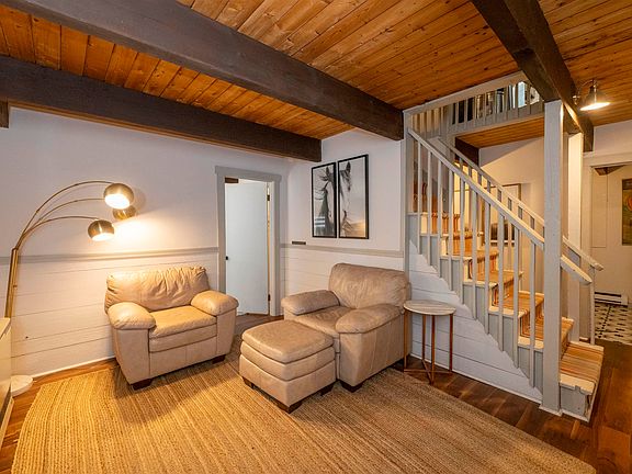 4th image of 988 Old Quechee Road