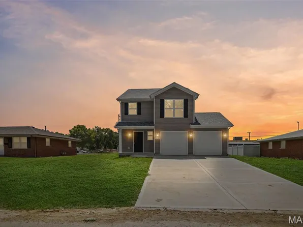 24 Queensway Dr, Belleville, IL 62226