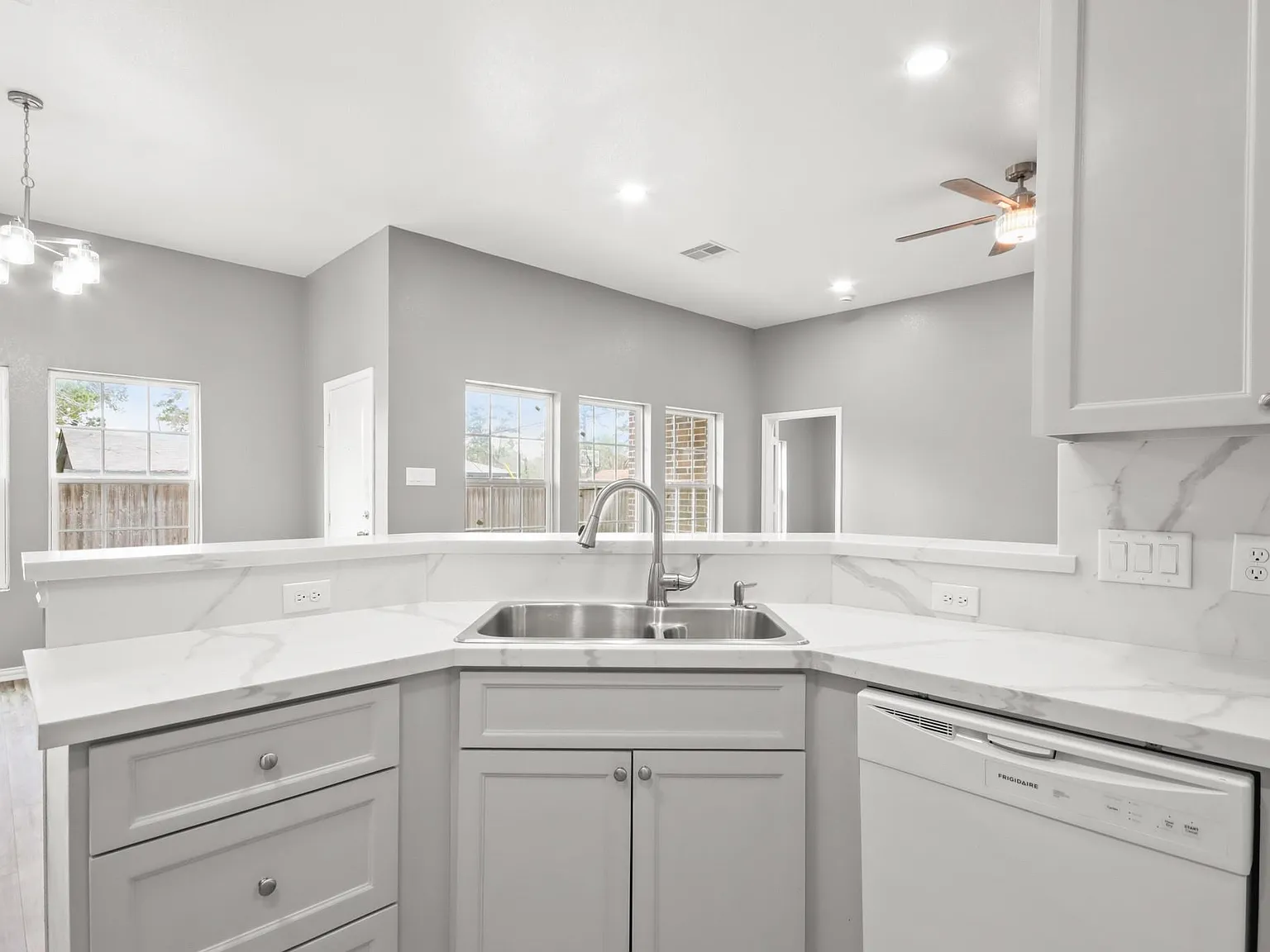 3 bed, 2.0 bath, 1592 sqft, $1,700 — Photo 1