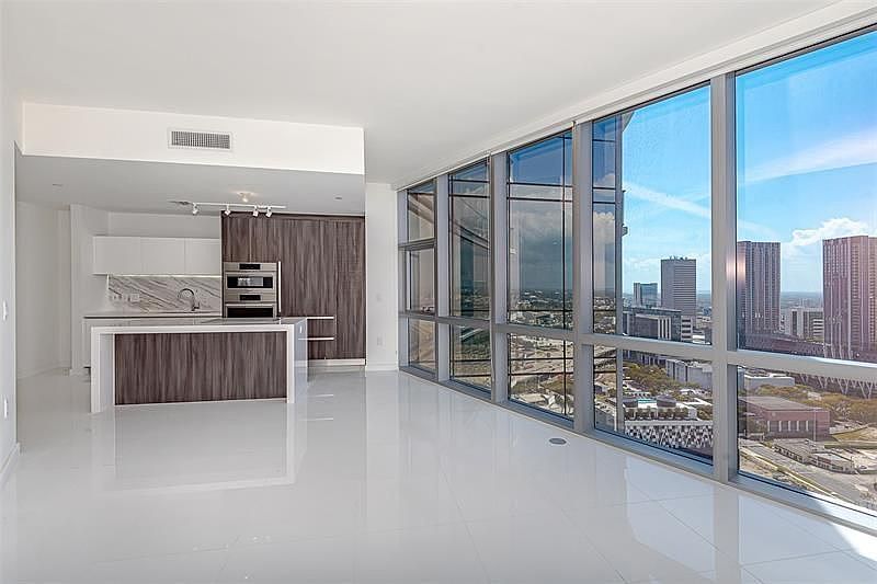 1st image of 851 NE 1st Ave #1502