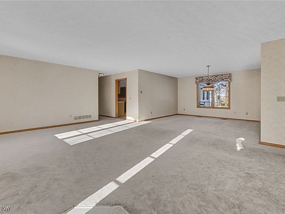 3rd image of 765 Ravenhill Dr