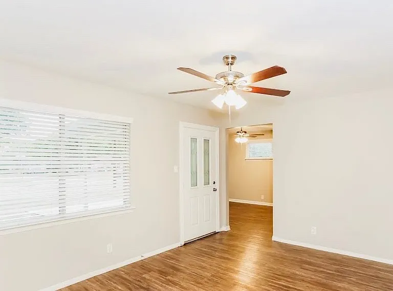 819 Clover Park Dr — Photo 4