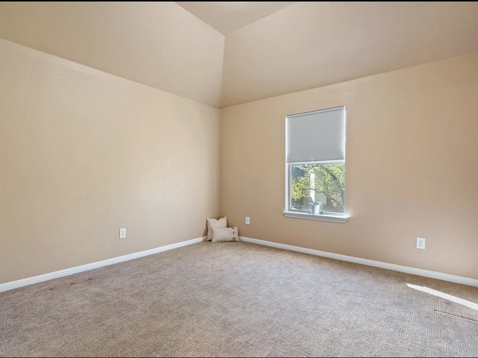 4 bed, 3124 sqft, $875 — Photo 3