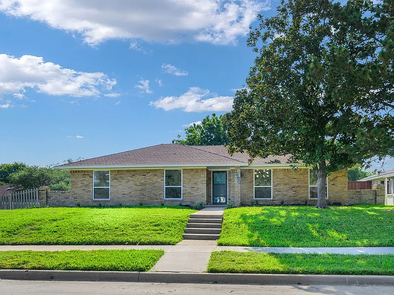 2400 Bengal Ln — Photo 1