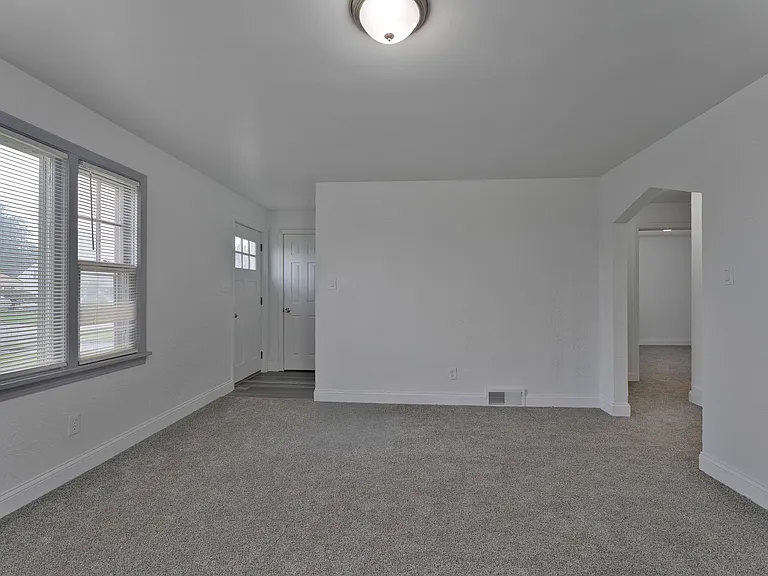 1539 Weston Ave — Photo 6