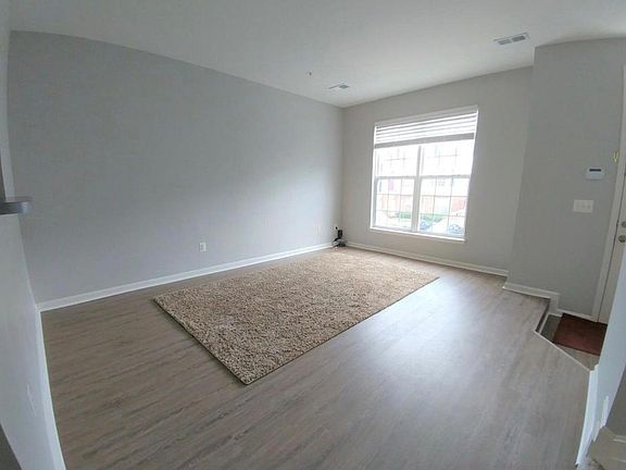 3rd image of 8 Harbour Heights Dr #8