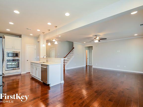 5th image of 327 Thornbury St